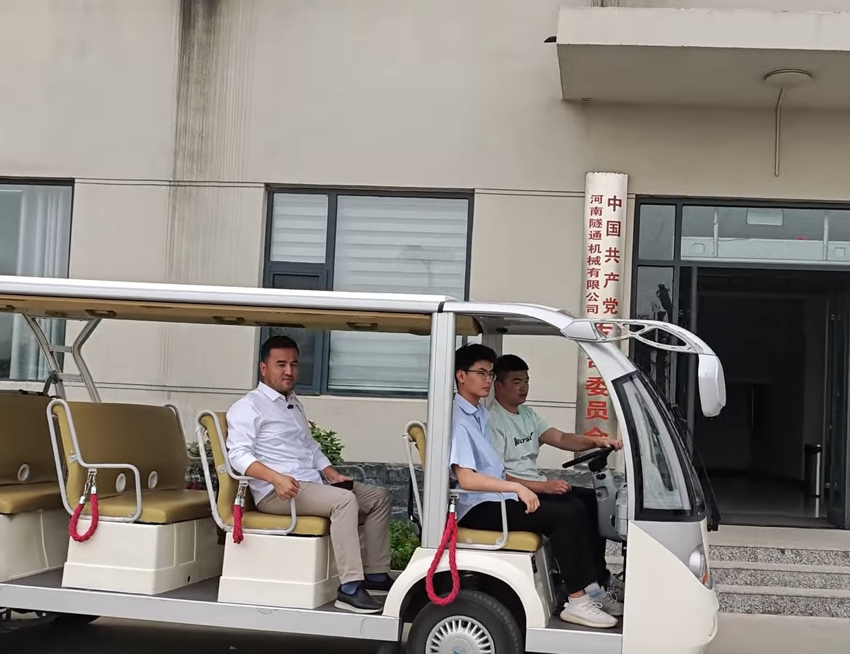 搭乘高尔夫车参观SUITONG CRANE 生产工厂